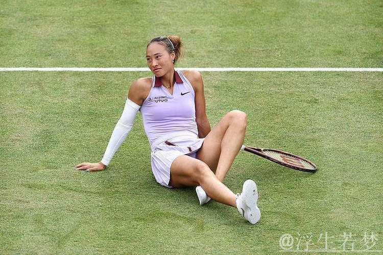 郑钦文首闯草地赛事四强 滑倒难挡前进脚步 郑钦文首闯草地赛事四强 滑倒难挡前进脚步