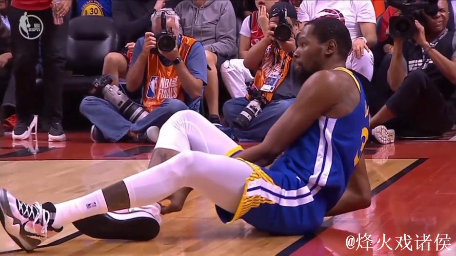 杜兰特左小腿拉伤疲惫不堪，至少缺阵两周